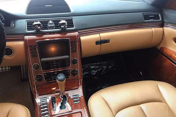Nội thất của chiếc Maybach 57S màu độc nhất Việt Nam còn có nhiều chi tiết ốp gỗ và rèm che nắng ở tất cả cửa sổ. Trần xe bọc da lộn với 3 đồng hồ tốc độ, thời gian và nhiệt độ cho người ngồi sau vẫn nắm bắt được tình hình của xe.