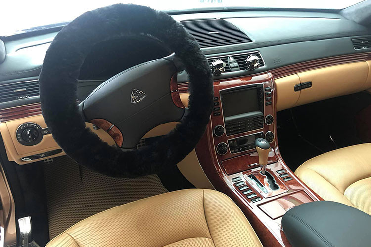 Không chỉ có nội thất màu đồng, bên trong khoang lái chiếc xe siêu sang Maybach 57S còn có nội thất màu nâu nhạt khá hợp với màu sơn của xe. Không chỉ thế, cây dù "hàng thửa" theo xe cũng có màu nâu nhạt.