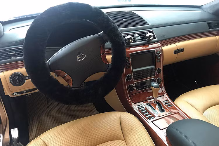 Không chỉ có nội thất màu đồng, bên trong khoang lái chiếc xe siêu sang Maybach 57S còn có nội thất màu nâu nhạt khá hợp với màu sơn của xe. Không chỉ thế, cây dù "hàng thửa" theo xe cũng có màu nâu nhạt.