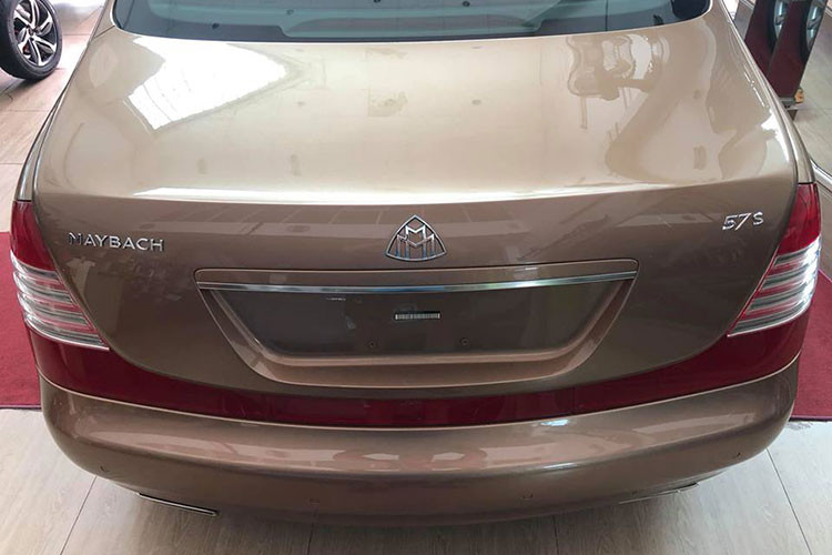 Maybach 57S hàng hiếm khác với bản tiêu chuẩn ở số nan lưới tản nhiệt chỉ có 11 nan, phiên bản vừa về một showroom ở TP HCM này sở hữu ngoại thất màu đồng "kịch độc". Ngoại hình xe không có nhiều thay đổi so với "người anh em" khác cùng dòng 57 từng xuất hiện trước đây.