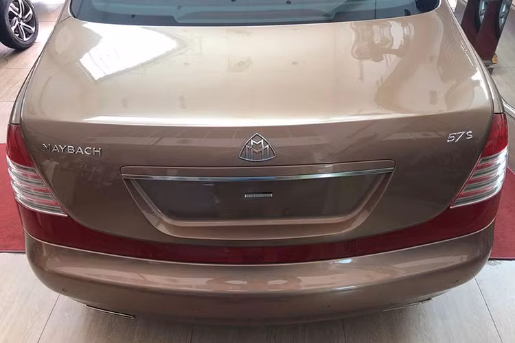 Maybach 57S hàng hiếm khác với bản tiêu chuẩn ở số nan lưới tản nhiệt chỉ có 11 nan, phiên bản vừa về một showroom ở TP HCM này sở hữu ngoại thất màu đồng "kịch độc". Ngoại hình xe không có nhiều thay đổi so với "người anh em" khác cùng dòng 57 từng xuất hiện trước đây.