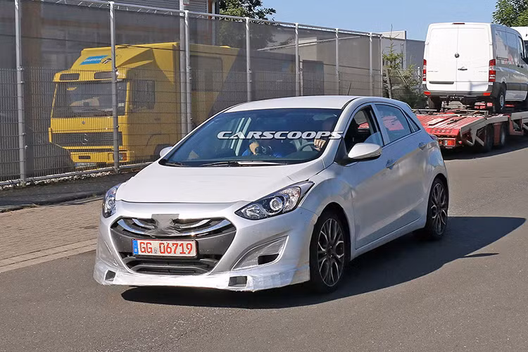 Rất có thể thế hệ mới này còn có một đồng hồ đo phụ trợ và hệ thống treo thể thao điều chỉnh - nhằm giảm chiều cao của chiếc xe. Hyundai i30N hứa hẹn sẽ tạo ra một tỉ lệ công suất động cơ tương ứng với trọng lượng để nâng cao khả năng vận hành. Với sức mạnh đáng nể cho một chiếc hatchback hạng C, đây sẽ là chiếc xe đáng mong chờ trong năm 2017.