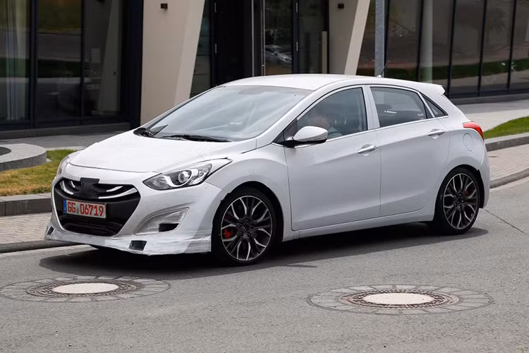 Một phiên bản hiệu suất cao của mẫu xe Hyundai i30 mới sắp được hãng xe Hàn Quốc trình làng sau khi lộ diện hình ảnh chạy thử. Phía sau tên xe sẽ có thêm ký hiệu “N” để đánh dấu đây là mẫu xe được phát triển cho cảm giác lái thể thao của Hyundai. Dự kiến xe sẽ được trang bị khối động cơ tăng áp có dung tích 2.0 lít, 4 xy-lanh.