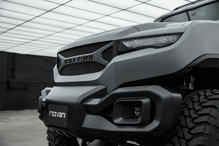 Chống đạn thôi chưa đủ, chiếc Rezvani Tank của nam ca sỹ này còn được trang bị chông nhọn bảo vệ. Khi cần, những chiếc chông nhọn này sẽ bật ra dễ dàng pử phía trước hoặc sau của xe. Trong khi đó, tay nắm cửa của chiếc xe còn có thể khiến kẻ xâm phạm bị điện giật.