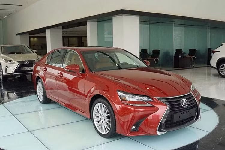 Lexus GS va RC tai Viet Nam bi trieu hoi vi nguy co gay chay