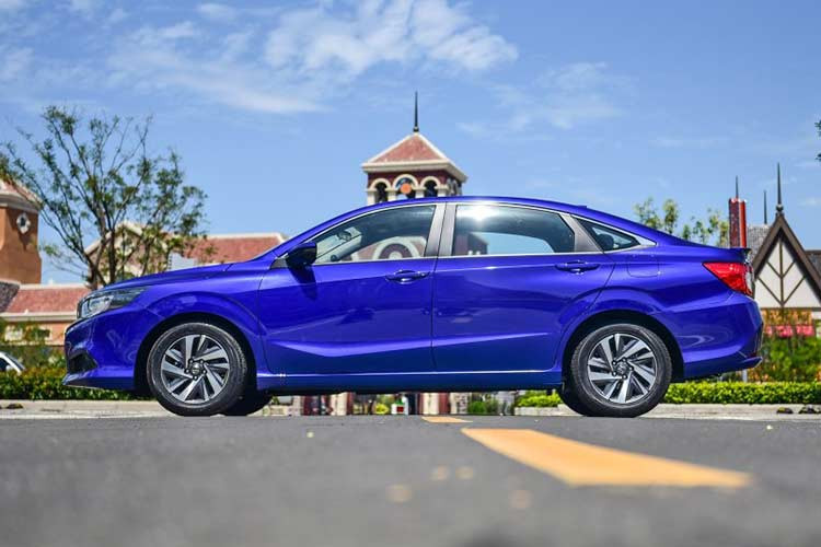 Các kích thước cơ bản của mẫu xe sedan Honda Crider 2019 bao gồm chiều dài tổng 4.756 mm, rộng 1.804 mm, cao 1.509 mm và chiều dài cơ sở 2.730 mm. So với Honda City, Crider 2019 dài hơn 92 mm, rộng hơn 54 mm, cao hơn 4 mm trong khi chiều dài cơ sở tăng 80 mm.
