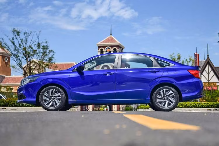 Các kích thước cơ bản của mẫu xe sedan Honda Crider 2019 bao gồm chiều dài tổng 4.756 mm, rộng 1.804 mm, cao 1.509 mm và chiều dài cơ sở 2.730 mm. So với Honda City, Crider 2019 dài hơn 92 mm, rộng hơn 54 mm, cao hơn 4 mm trong khi chiều dài cơ sở tăng 80 mm.