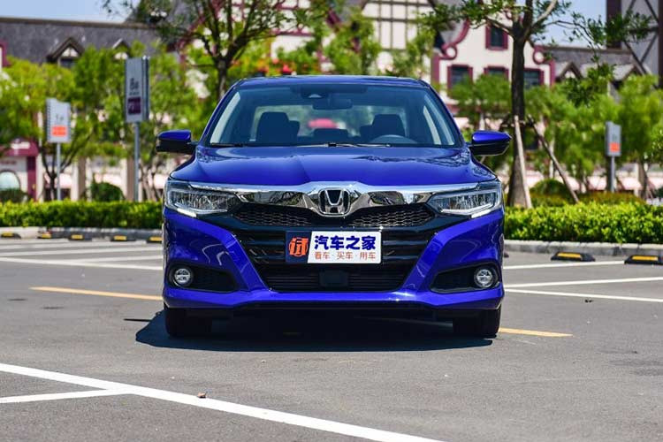 Tuy được phát triển dựa trên cơ sở gầm bệ chung với City nhưng Honda Crider 2019 lại sở hữu thiết kế ngoại thất như phiên bản thu nhỏ của mẫu sedan cỡ D Accord. Sự tương đồng giữa Crider 2019 và Honda Accord thế hệ mới được thể hiện qua đôi cánh mạ crôm trên lưới tản nhiệt, kéo dài đến cụm đèn pha LED toàn phần.