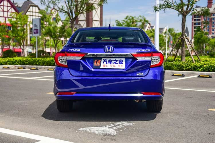 Ngay cả hốc gió trung tâm cỡ lớn cũng được thiết kế theo cảm hứng từ Honda Accord 2018. So với phiên bản cũ, kính chắn gió của Honda Crider 2019 dường như được đặt ở vị trí cao hơn. Bên sườn, Honda Crider 2019 cũng có một số nét giống Accord, đặc biệt ở thiết kế cửa sổ.
