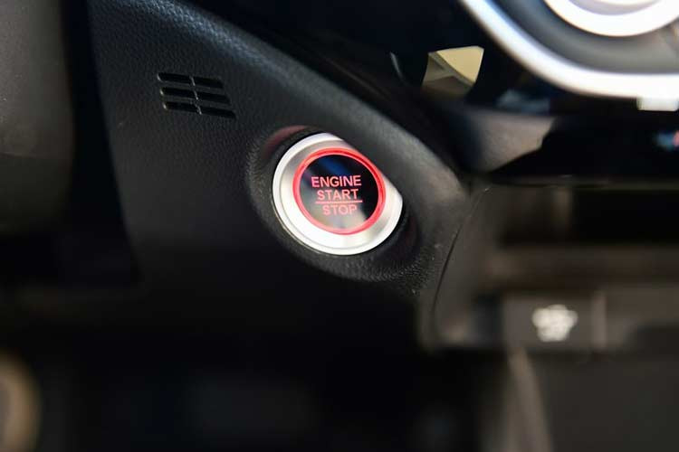 Với kích thước lớn, Crider có được khoang nội thất khá rộng rãi và không gian thoải mái cho người ngồi ở hàng ghế sau. Trên dòng sedan này, Honda sẽ trang bị sẵn gói các công nghệ an toàn Sensing Suite của hãng, với các hệ thống tiêu chuẩn như hỗ trợ giữ làn, cảnh báo chuyển làn, cảnh báo điểm mù, đọc biển báo, giữ ga tự động thông minh...