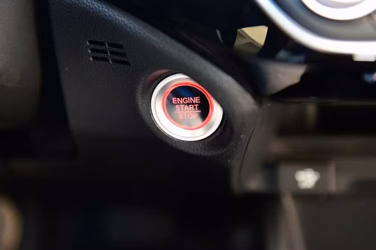 Với kích thước lớn, Crider có được khoang nội thất khá rộng rãi và không gian thoải mái cho người ngồi ở hàng ghế sau. Trên dòng sedan này, Honda sẽ trang bị sẵn gói các công nghệ an toàn Sensing Suite của hãng, với các hệ thống tiêu chuẩn như hỗ trợ giữ làn, cảnh báo chuyển làn, cảnh báo điểm mù, đọc biển báo, giữ ga tự động thông minh...