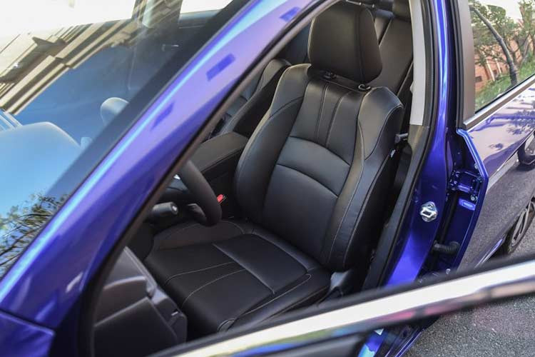 Phía sau các đèn hậu LED hình chữ C lại khá giống chiếc xe ôtô giá rẻ Honda Amaze. Riêng bộ vành của Honda Crider 2019 lại quá nhỏ. Trong khi đó, cụm đèn hậu hình chữ C của Honda Crider 2019 lại giống với mẫu sedan nhỏ xinh Amaze 2018 hiện đang được bày bán ở Ấn Độ.