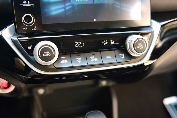 Ngay cả cụm điều khiển trung tâm cũng được thiết kế tối giản với màn hình thông tin giải trí cỡ lớn như nằm lơ lửng bên trên và các nút chỉnh điều hòa nhỏ gọn. Trong khi đó, bảng đồng hồ của Crider 2019 được chia làm 3 phần với màn hình đa thông tin màu cỡ lớn nằm giữa, tạo cảm giác quen thuộc cho những người đã từng lái xe Honda.