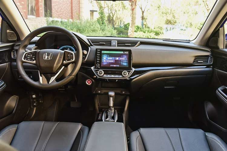 Tương tự ngoại thất, thiết kế nội thất của mẫu xe Honda Crider 2019 mới này cũng vay mượn khá nhiều, không chỉ từ Accord mà còn CR-V và Civic. Honda Crider 2019 được trang bị nội thất màu đen hoàn toàn, mặt táp-lô thiết kế đơn giản và được bọc da để tăng vẻ sang trọng.
