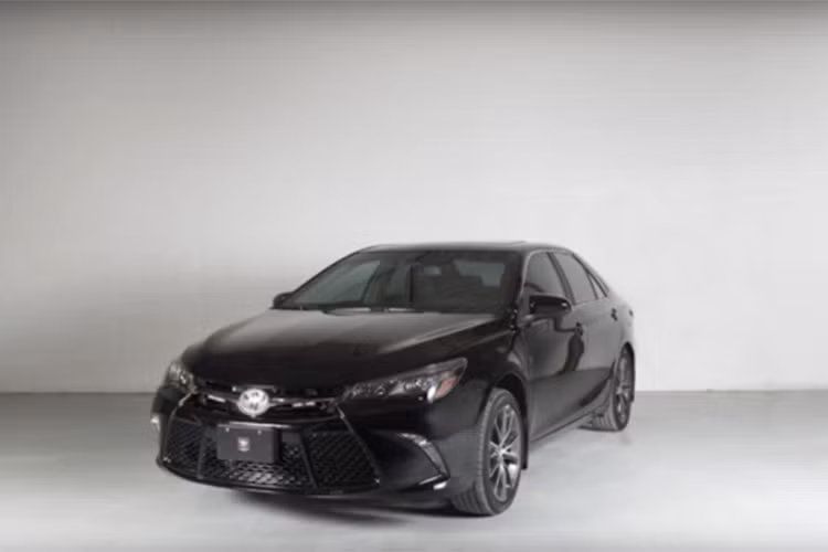 Nếu nhìn vào bên ngoài, chiếc xe sedan Toyota Camry này trông có vẻ rất bình thường, hoàn toàn giống như những chiếc Camry XLE 2017 hiện đang được bán rất phổ biến tại Bắc Mỹ. Tuy nhiên trên thực tế, nó đã được hãng Inkas tới từ Canada gia cường lại để đạt mức chống đạn BR6.