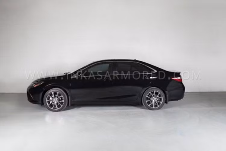 Những người yêu xe vốn đã quá quen với các loại xe chống đạn dựa trên những dòng xe cao cấp, siêu sang như Mercedes S-Class Pullman, Mercedes G-Class, Range Rover... tuy nhiên, việc lấy một mẫu xe phổ thông như Camry ra để độ lên cấu hình chống đạn này là điều khá hiếm