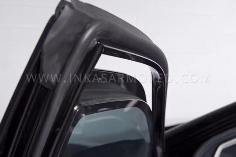 Ở bên ngoài, chiếc xe chỉ có duy nhất một sự thay đổi ngoại thất so với các phiên bản Camry XLE bình thường là cặp đèn nháy nằm ẩn phía sau lưới tản nhiệt. Dù có khả năng chống đạn nhưng nó vẫn sử dụng mâm đặc biệt với thiết kế như Camry nguyên bản, đi kèm với lốp có khả năng chạy tiếp kể cả khi hết hơi hoàn toàn.