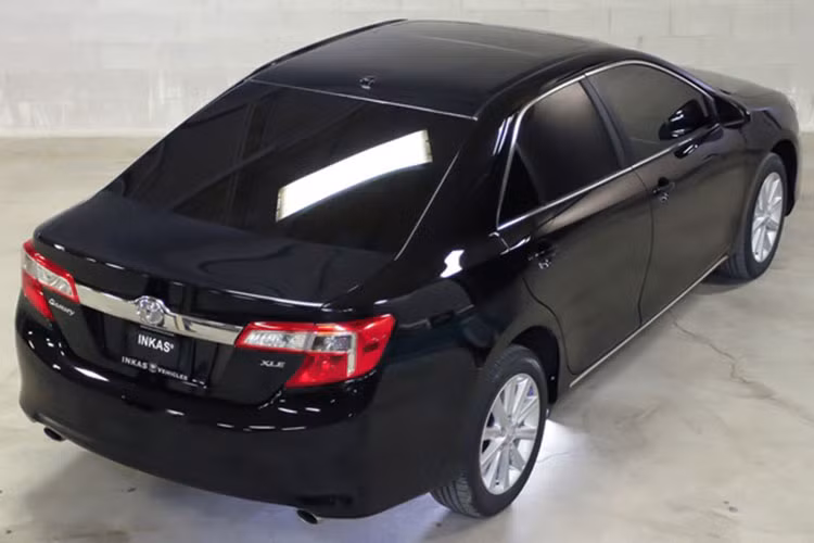 Với các thay đổi này, trọng lượng của xe đương nhiên sẽ nặng hơn Camry nguyên bản, khiến hệ thống treo cũng phải được cải tiến phù hợp. Nằm bên dưới nắp ca-pô, chiếc Camry bọc thép của Inkas vẫn sử dụng động cơ nguyên bản 3.5l V6 nạp khí tự nhiên với công suất 268 mã lực, kết hợp với hộp số tự động 6 cấp và hệ dẫn động cầu trước.