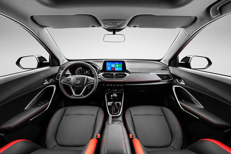 Ở bên trong, không gian bắt mắt với hai tông màu đen-nâu làm chủ đạo, các chi tiết bọc giả da khá ấn tượng không hề thua kém trước các mẫu xe hạng sang khác. Vô-lăng 3 chấu tích hợp phím chức năng nổi bật với đường viền crôm sáng, bọc giả da cùng đồng hồ phía sau tay lái bố trí khá thuận mắt.