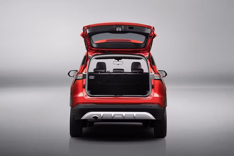 Theo Baojun, hộp số mới của mẫu SUV nhỏ nhất thương hiệu có ba chế độ: Standard (Tiêu chuẩn), Economy (Kinh tế) và Sport (Thể thao). Nhờ vào việc tỷ lệ biến thiên liên tục, sự tăng tốc và giảm tốc của động cơ được cho là trơn tru và thoải mái hơn. Hơn nữa, CVT cũng tiết kiệm nhiên liệu hơn đáng kể. 