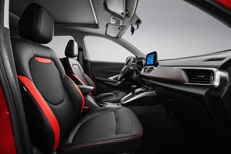 Xe trang bị các tính năng công nghệ khác như khởi động bằng nút bấm, điều khiển hành trình, điều hòa tự động, hệ thống thông tin giải trí với màn hình LCD 8 inch, cửa sổ trời panorama, điều hòa không khí tự động... Bên cạnh đó, so với bản số sàn xe đã được cách âm tốt hơn nhờ những tấm chống ồn được bổ sung ở 34 khu vực khác nhau.