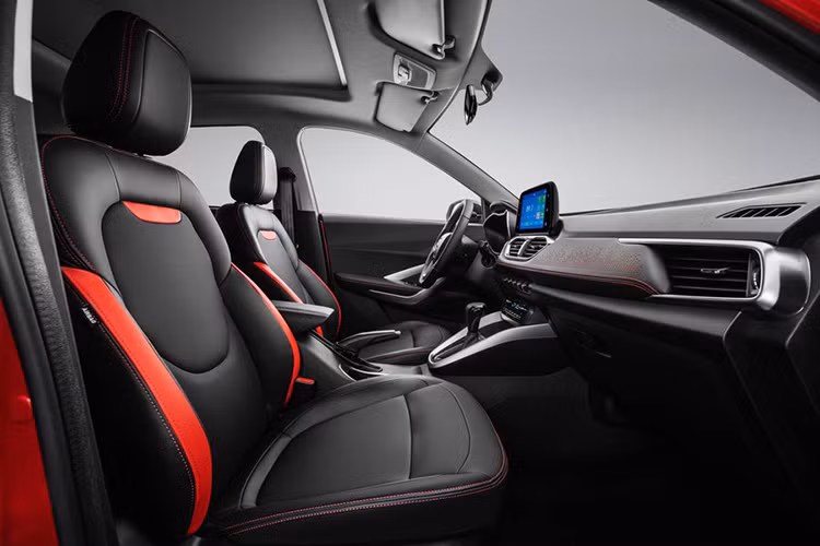 Xe trang bị các tính năng công nghệ khác như khởi động bằng nút bấm, điều khiển hành trình, điều hòa tự động, hệ thống thông tin giải trí với màn hình LCD 8 inch, cửa sổ trời panorama, điều hòa không khí tự động... Bên cạnh đó, so với bản số sàn xe đã được cách âm tốt hơn nhờ những tấm chống ồn được bổ sung ở 34 khu vực khác nhau.