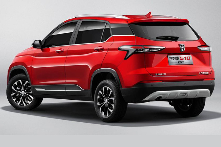 Ở phía sau, phần đuôi xe của Baojun 510 nổi bật không kém với cụm đèn hậu to bản sử dụng bóng đèn halogen, một phần tích hợp trên nắp ca-pô cùng logo đặc trưng của hãng đính ở chính giữa. Ngoài ra, xe cũng được trang bị mâm mới dạng 5 chấu kép hai tông màu bắt mắt hơn.