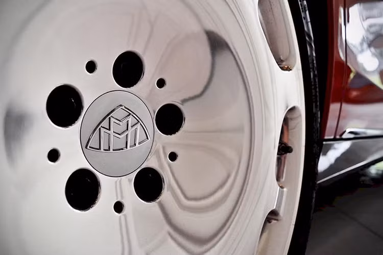 Đèn xi-nhan cũng được tích hợp trên gương chiếu hậu, cụm đèn hậu LED vuốt nhẹ tạo cảm giác quyến rũ. Ngoài ra, chiếc xe siêu sang nhà Mercedes-Benz còn có điểm nhấn với lưới tản nhiệt 3 thanh ngang kép mạ crom sang trọng, logo Maybach ở đầu xe và một số vị trí. Cuối cùng là bộ mâm hợp kim đa chấu 20 inch với thiết kế đặc trưng.