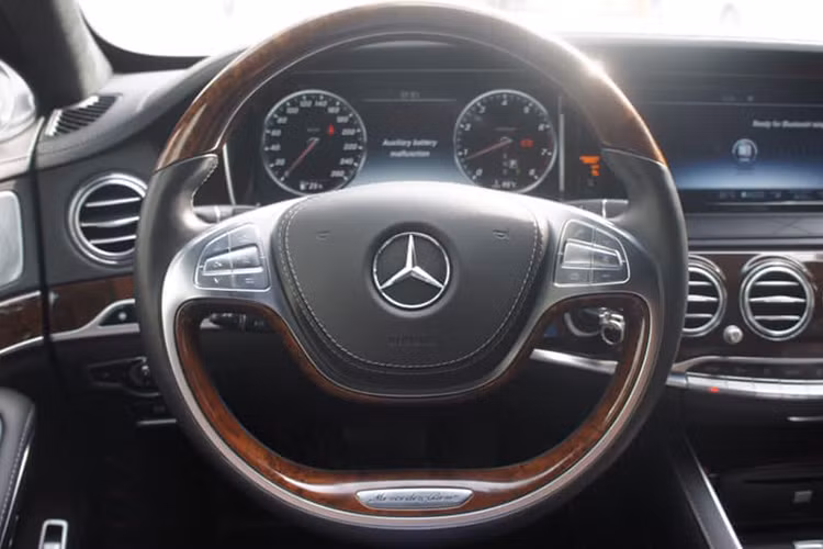 Bảng điều khiển trung tâm được gắn đồng hồ cơ phong cách cổ điển, chế tác bởi hãng đồng hồ danh tiếng IWC. Xe còn được trang bị hệ thống kết nối Command Online, định vị, điều khiển từ xa và 2 màn hình dành riêng cho hàng ghế sau, đầu DVD 6 đĩa, ra lệnh bằng giọng nói và hiển thị thông tin trên kính chắn gió.