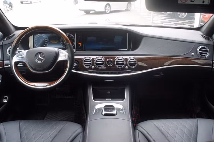 Bên trong chiếc Mercedes-Maybach S500 cũng không có gì thay đổi so với những "người anh em" cũng thương hiệu. Vẫn là một sự kết hợp tuyệt vời giữa sự trải nghiệm sang trọng, thoải mái và một không gian làm việc tiện lợi. Khoang nội thất tràn ngập chất liệu gỗ quý cùng da Nappa Exclusive thượng hạng với các đường chỉ khâu hình kim cương.
