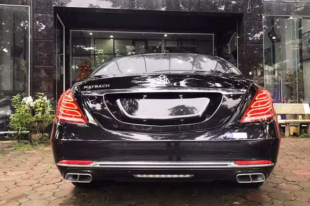 Mercedes-Maybach S500 sở hưũ thiết kế mềm mại, cá tính được thể hiện qua các đường nét dập nổi chạy dọc xung quanh xe đi cùng các thanh kim loại ở cản trước, sau và 2 bên. Xe được trang bị hệ thống đèn full LED có công suất cao, chức năng tự động điều chỉnh góc chiếu khi vào cua.