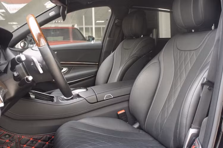 Ghế ngồi phía sau dạng thương gia, có thể ngả tối đa về phía sau lên đến 43,5°, tích hợp đệm đỡ bắp chân, đỡ chân điều chỉnh điện cùng chức năng massage 6 chế độ với 2 chế độ massage đá nóng. Ngoài ra còn được trang bị bộ bàn làm việc và 2 ly sâm panh bằng bạc chế tác thủ công bởi Robbe &amp; Berking cùng ngăn để ly...