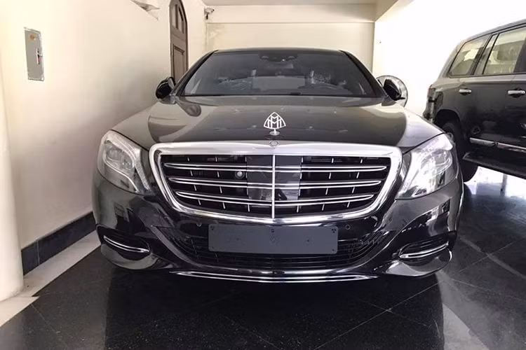 Được biết, về nguyên bản thì chiếc siêu xe sang Mercedes-Maybach S500 tại Hà Nội này sở hữu ngoại thất màu đen và để tạo sự chú ý, chủ nhân đã cho dán thêm đề-can màu đỏ ở hai bên hông xe trông khá lạ mắt. Ngoài bộ áo độc đáo, chiếc Maybach S500 này không có nhiều thay đổi ở ngoại thất cũng như nội thất.