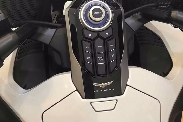 Ở mẫu xe này, tính năng sưởi tay lái, ghế trước và sau cùng hệ thống định vị tương tự phiên bản cũ. Tuy nhiên, điểm nhấn của mẫu xe môtô Honda Goldwing 2018 mới chính là nằm ở hệ thống treo có thiết kế xương đòn kép Showa giúp bánh trước nằm gần với động cơ hơn.