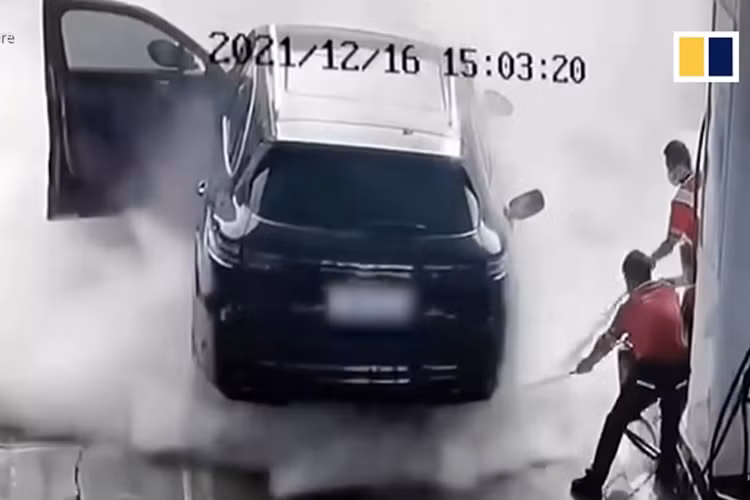 Cham lua dot Porsche Cayenne ngay tai tram xang o Trung Quoc-Hinh-2