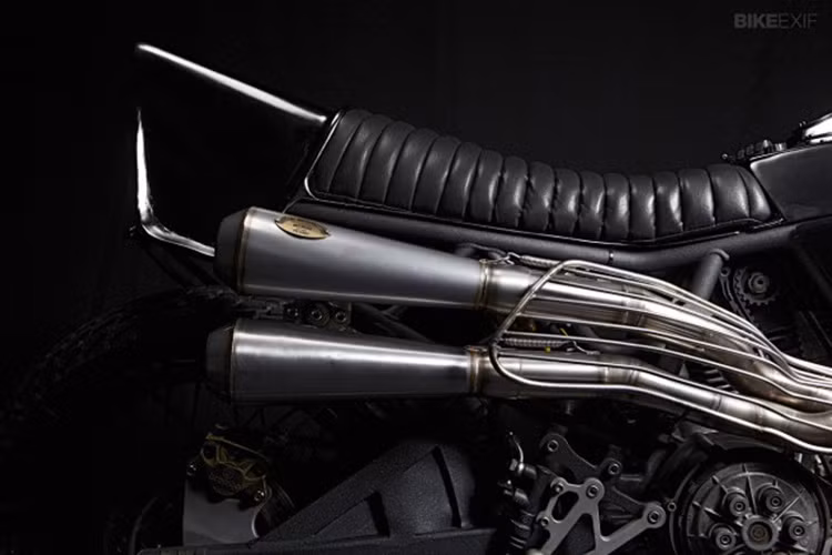 Phần pô xe được làm thủ công bằng thép không gỉ, vắt cao gần với chỗ ngồi, do đó đã được trang bị thêm ốp bảo về để tránh cho người lái xe bị bỏng bởi cổ pô.