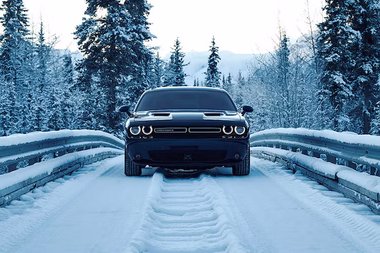 Trên phiên bản Challenger GT 2017 mới này, mẫu xe cơ bắp nhà Dodge vẫn được trang bị khối động cơ xăng Pentastar V6, dung tích 3,6 lít, sản sinh công suất tối đa 305 mã lực tại vòng tua máy 6.350 vòng/phút và mô-men xoắn cực đại 363 Nm tại vòng tua máy 4.800 vòng/phút.