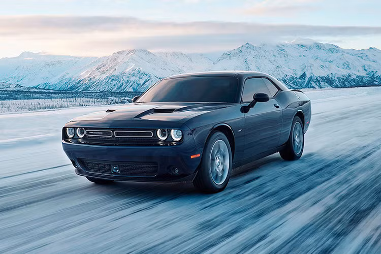 Thương hiệu xe cơ bắp Mỹ đình đám vừa bổ sung một phiên bản mới mang tên Dodge Challenger GT 2017 hệ dẫn động 4 bánh toàn thời gian. Trong khi đó 2 đối thủ Ford Mustang và Chevrolet Camaro vẫn chỉ đang có các phiên bản dẫn động cầu sau.