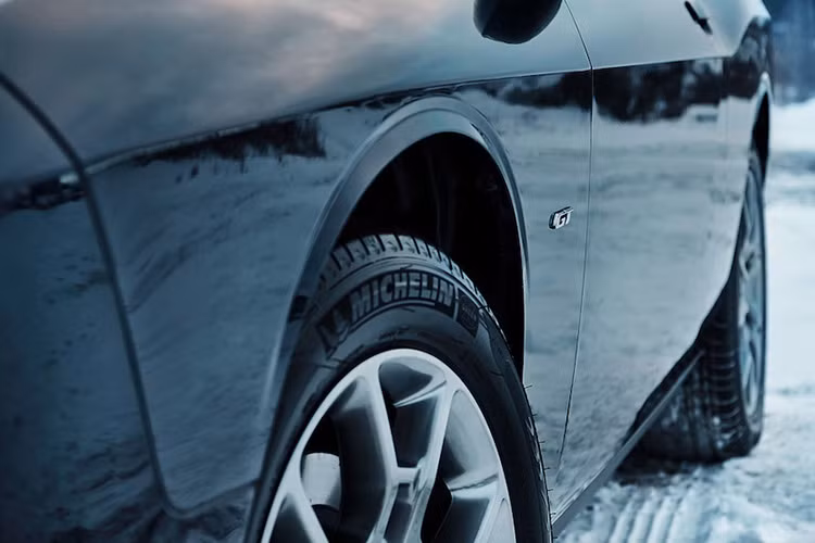 Theo hãng xe Dodge, động cơ có thể đạt 90% mô-men xoắn cực đại ở dải vòng tua từ 1.800 - 4.600 vòng/phút. Động cơ này sẽ kết hợp với hộp số tự động 8 cấp TorqueFlite. Trên vô lăng tích hợp lẫy chuyển số thể thao.