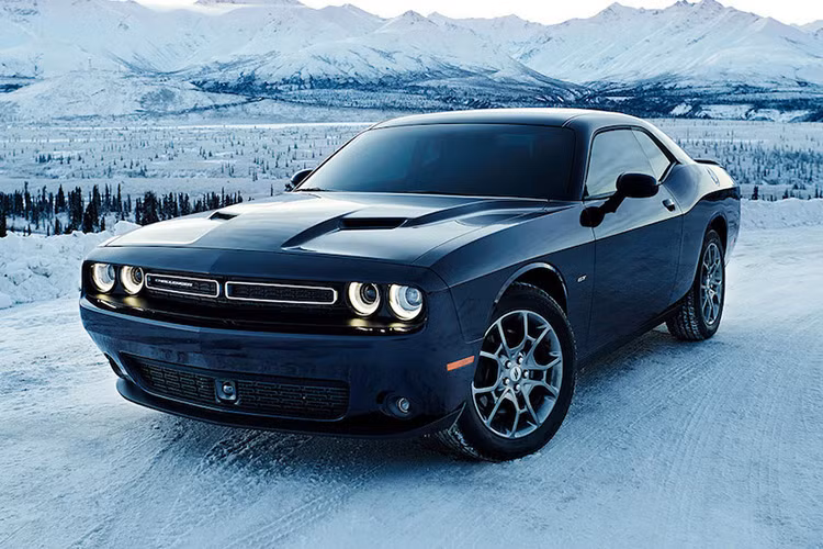 Toàn bộ 4 bánh của Dodge Challenger 2017 sẽ hoạt động khi hệ thống điện tử của xe phát hiện các bánh xe đang dẫn động bị trượt, phù hợp cho các khách hàng có thể sử dụng trong điều kiện đường trơn trượt hoặc đường tuyết.