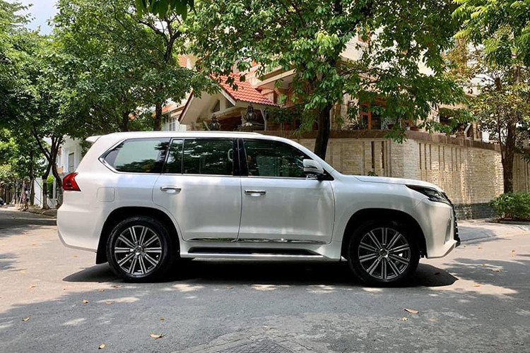 Về ngoại thất, mẫu Lexus LX570 đời 2016 có diện mạo khá bắt mắt với phần đầu xe được thiết kế góc cạnh. Các thiết kế này vẫn được Lexus sử dụng trong các thế hệ tiếp theo, dù chỉ có một vài thay đổi nhỏ ở các phiên bản nâng cấp. Nhìn chung, đây là phiên bản đánh dấu một bước chuyển mình lớn so với các thế hệ tiền nhiệm.