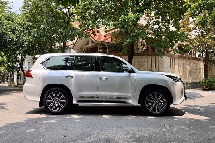 Về ngoại thất, mẫu Lexus LX570 đời 2016 có diện mạo khá bắt mắt với phần đầu xe được thiết kế góc cạnh. Các thiết kế này vẫn được Lexus sử dụng trong các thế hệ tiếp theo, dù chỉ có một vài thay đổi nhỏ ở các phiên bản nâng cấp. Nhìn chung, đây là phiên bản đánh dấu một bước chuyển mình lớn so với các thế hệ tiền nhiệm.