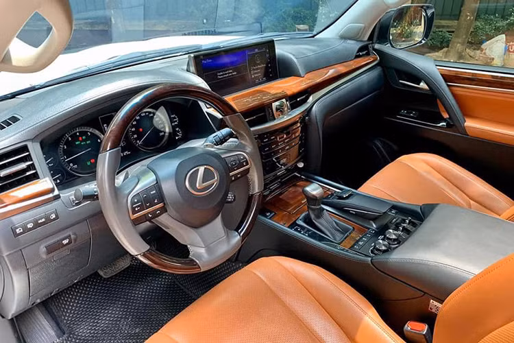 Sự khác biệt đáng kể nhất của phiên bản Trung Đông so với phiên bản Mỹ và các thị trường khác là phần nội thất của xe. Phiên bản Trung Đông có nội thất sáng hơn và được làm bằng chất liệu da cao cấp. Hơn nữa ở phiên bản Trung Đông, khách hàng có nhiều đồ chơi hơn như hệ thống loa được tăng thêm công suất và thêm loa vệ tinh hay nội thất được làm mới…