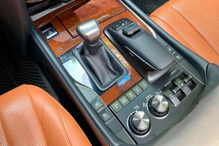 LX570 cũng tích hợp những công nghệ mới, gồm: chế độ lựa chọn đa địa hình, chế độ hỗ trợ vượt địa hình cho phép người lái tập trung vào việc xử lý tay lái ở tốc độ rất thấp trong các điều kiện địa hình khó khăn,... Bên cạnh đó là 10 túi khí SRS tiêu chuẩn, cấu trúc ghế giảm chấn thương cổ WIL cho hàng ghế trước, dây an toàn 3 điểm... 