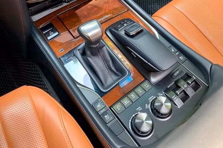 LX570 cũng tích hợp những công nghệ mới, gồm: chế độ lựa chọn đa địa hình, chế độ hỗ trợ vượt địa hình cho phép người lái tập trung vào việc xử lý tay lái ở tốc độ rất thấp trong các điều kiện địa hình khó khăn,... Bên cạnh đó là 10 túi khí SRS tiêu chuẩn, cấu trúc ghế giảm chấn thương cổ WIL cho hàng ghế trước, dây an toàn 3 điểm... 