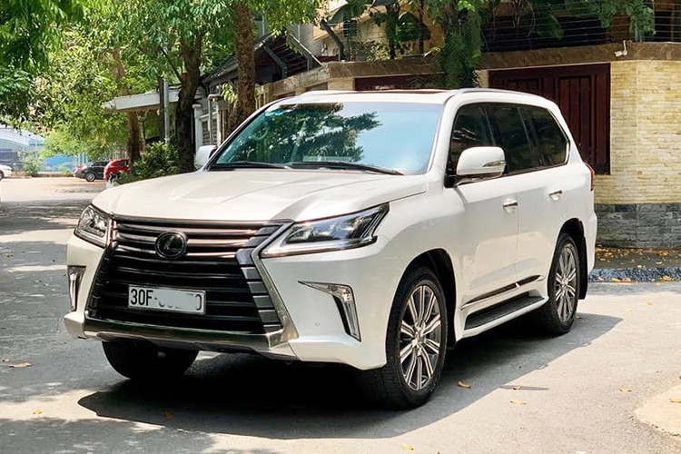Thời điểm mới về Việt Nam vào năm 2016, giá xe Lexus LX570 phiên bản Trung Đông được đại lý tư nhân chào bán gần 8 tỷ đồng (biểu thuế tiêu thụ đặc biệt mới chưa được áp dụng). Sau khoảng hơn 4 năm sử dụng, chủ nhân của xe đang rao bán ở mức hơn 6 tỷ đồng. Mức giá xe chính hãng tại Việt Nam hiên nay cho phiên bản mới nhất là 8,34 tỷ đồng.