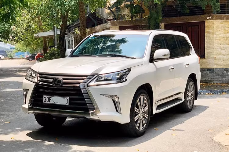 Thời điểm mới về Việt Nam vào năm 2016, giá xe Lexus LX570 phiên bản Trung Đông được đại lý tư nhân chào bán gần 8 tỷ đồng (biểu thuế tiêu thụ đặc biệt mới chưa được áp dụng). Sau khoảng hơn 4 năm sử dụng, chủ nhân của xe đang rao bán ở mức hơn 6 tỷ đồng. Mức giá xe chính hãng tại Việt Nam hiên nay cho phiên bản mới nhất là 8,34 tỷ đồng.