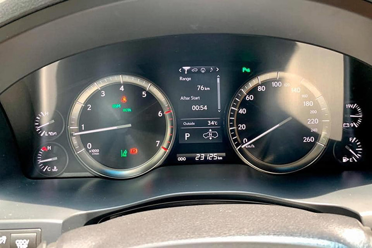 Vô lăng 3 chấu đi kèm tính năng nhớ vị trí, đằng sau vô lăng là cụm đồng hồ Analog loại Optitron cao cấp tốc độ cao với những chi tiết mạ bạc, đi kèm với màn hình trung tâm 4,2 inch. Chính giữa bảng taplo là màn hình 12,3 inch mới với thiết kế sắc cạnh đa chức năng.