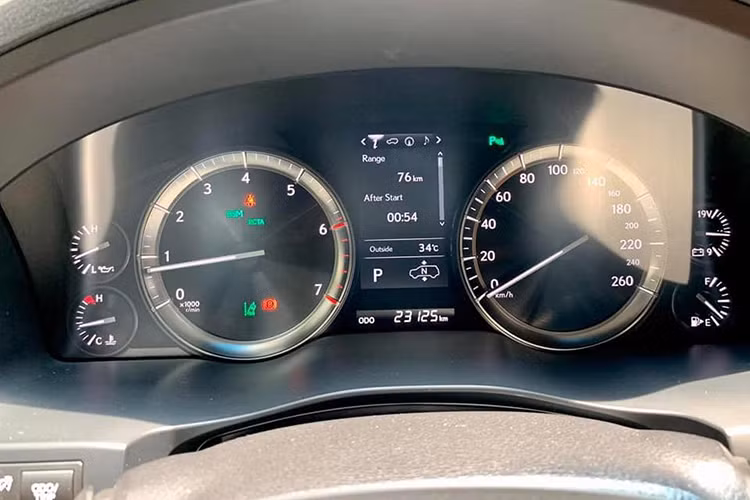 Vô lăng 3 chấu đi kèm tính năng nhớ vị trí, đằng sau vô lăng là cụm đồng hồ Analog loại Optitron cao cấp tốc độ cao với những chi tiết mạ bạc, đi kèm với màn hình trung tâm 4,2 inch. Chính giữa bảng taplo là màn hình 12,3 inch mới với thiết kế sắc cạnh đa chức năng.