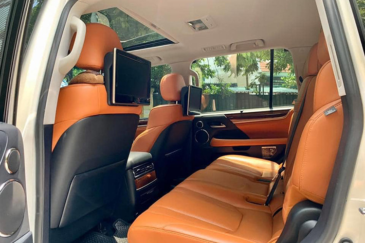 Hàng ghế sau được trang bị hai màn hình giải trí tinh thể lỏng độ phân giải cao 11,6 inch cùng hệ thống điều hòa công nghệ mới. Xe được trang bị hệ thống theo dõi cảnh báo áp suất lốp (TPMS), hệ thống cảnh báo điểm mù (BSM) sử dụng sóng ra-đa và chức năng cảnh báo điểm mù khi lùi (Rear Cross Traffic Alert) phát hiện và thông báo khi phương tiện khác tiến đến vùng không gian xe sẽ lùi...
